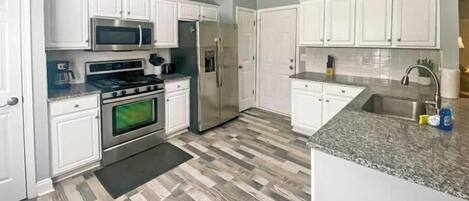 Geladeira, micro-ondas, fogão, cooktop