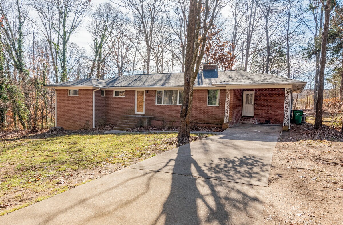 Pet friendly! 4 KING BEDS, 4BR, Remodeled Single Story House near UNC Charlotte