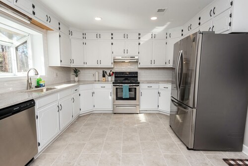 Pet friendly! 4 KING BEDS, 4BR, Remodeled Single Story House near UNC Charlotte