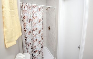 Haartrockner, Handtücher, Seife, Toilettenpapier