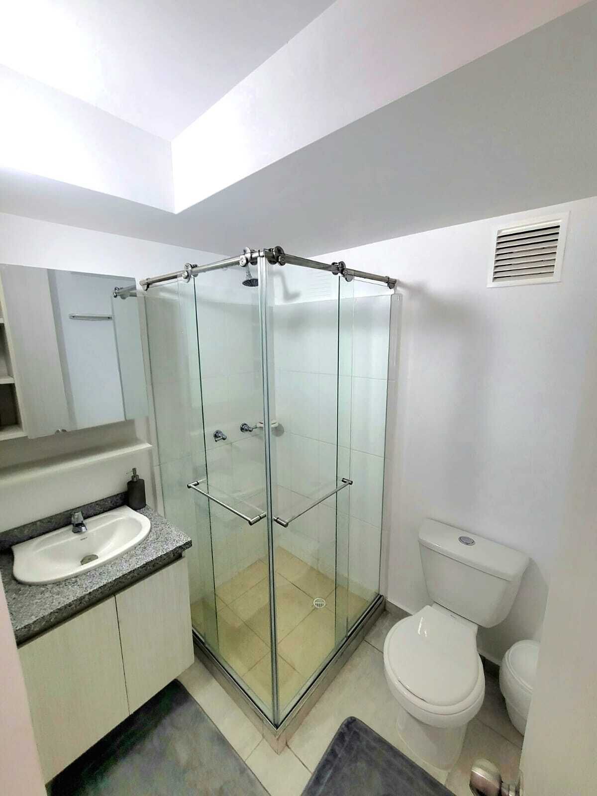 Regadera, toallas, jabón, papel de baño 