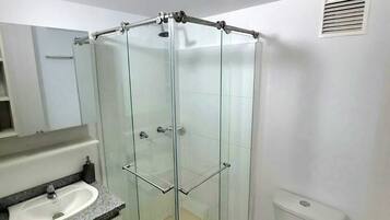 Doccia, asciugamani, sapone, carta igienica