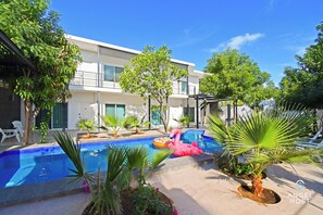 Una piscina al aire libre