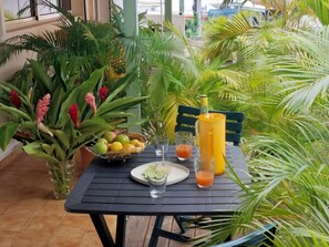 Outdoor dining - Studio de la PIAZZETA, air conditioning, tank, wifi, near casino and beaches (Saint-François)