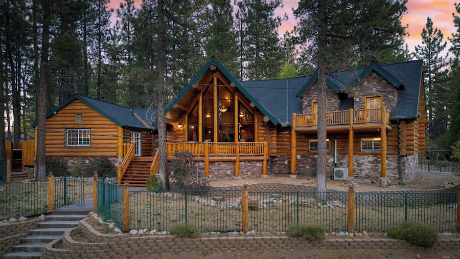 Pinetree Place by Avantstay Group Cabin w/ Hot Tub Minutes to the Lake