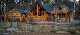 Pinetree Place by Avantstay Group Cabin w/ Hot Tub Minutes to the Lake