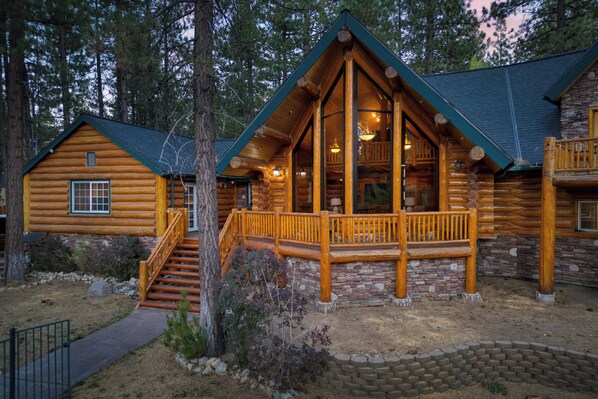 Interior - Pinetree Place by Avantstay Group Cabin w/ Hot Tub Minutes to the Lake (Big Bear Lake)