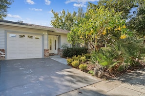 Exterior - Spacious Mountain View Duplex in Prime Location (Mountain View)