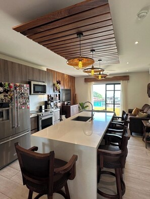 Kjøleskap, mikrobølgeovn, ovn og kokeplater