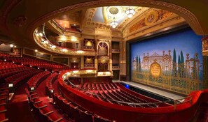 Un théâtre doté d’un intérieur somptueux et richement décoré, de plusieurs balcons et d’une grande scène.