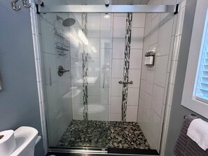 Regadera, amenidades de baño ecológicas, secadora de cabello, toallas 