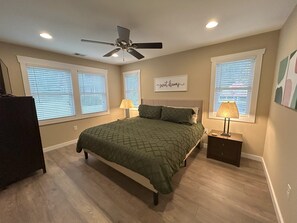 3 Schlafzimmer, Schreibtisch, Bügeleisen/Bügelbrett, Reisekinderbett