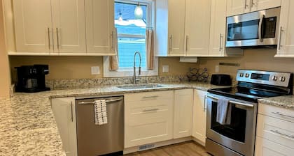 Stylish Downtown Gem • Hot Tub • Custom Bunkroom • Walk Everywhere, Relax, Enjoy