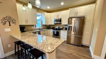 Frigorifero, microonde, forno, piano cottura