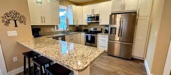 Stylish Downtown Gem • Hot Tub • Custom Bunkroom • Walk Everywhere, Relax, Enjoy