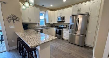 Downtown Bryson City Townhome • Hot Tub • Fenced Yard • Walk to Train Depot