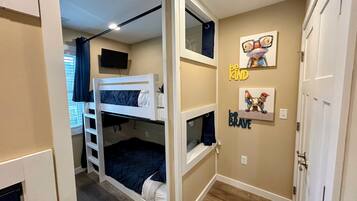 3 bedrooms, desk, iron/ironing board, travel crib