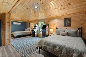 2 bedrooms, travel cot, WiFi, bed sheets