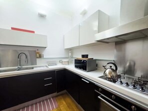 Fridge, oven, stovetop, dishwasher