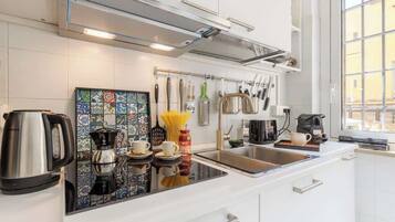 KĂŒhlschrank, Mikrowelle, Ofen, Herdplatte