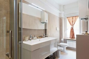 Chuveiro, secador de cabelo, toalhas de banho, shampoo