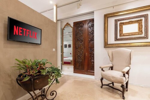 Luxurious home of the antiquarian at Spanish Steps