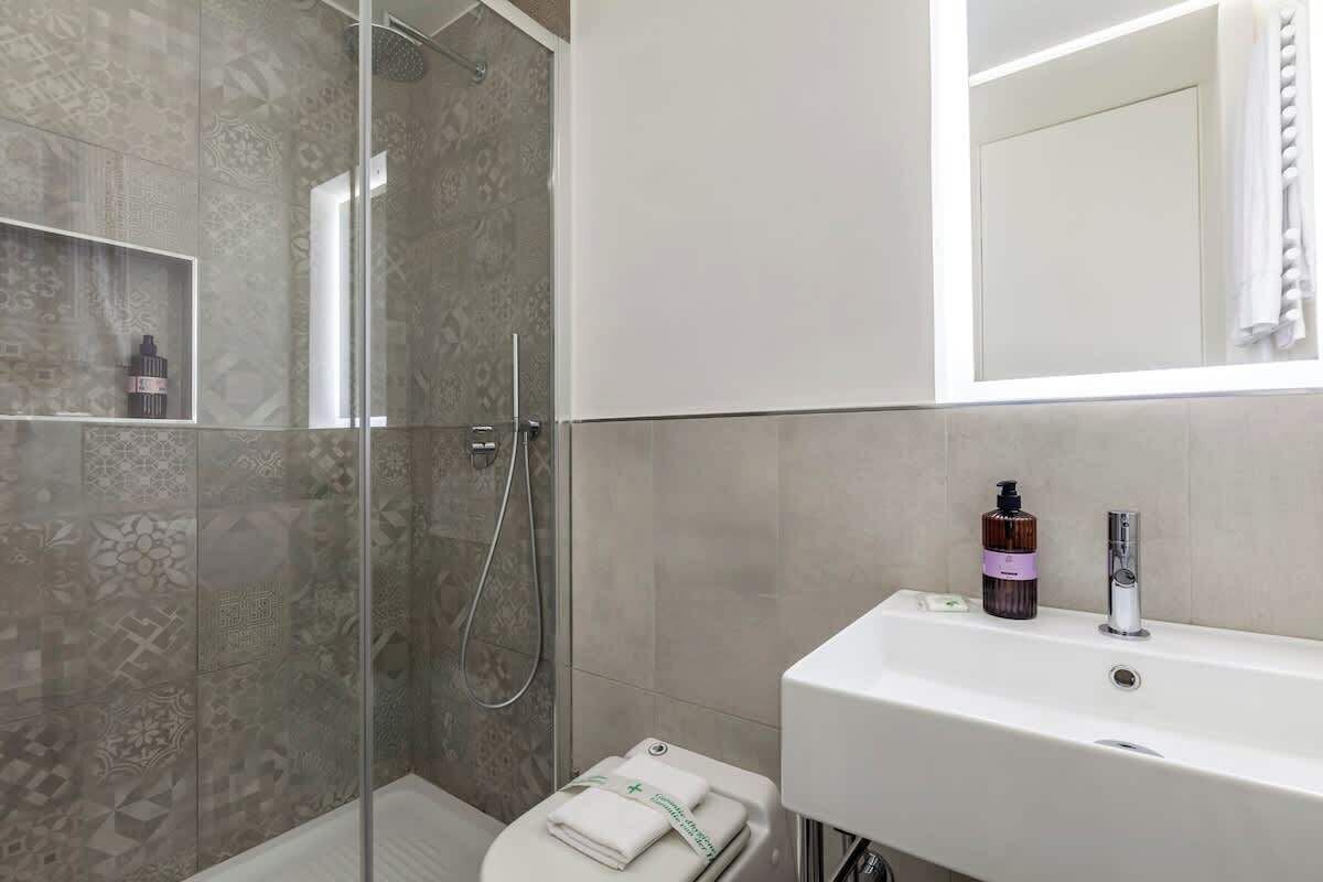 Dusche, Haartrockner, Handtücher, Shampoo