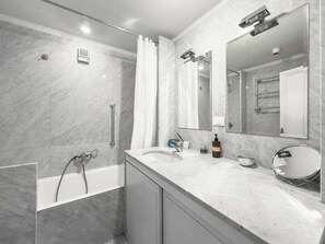 Douche, sèche-cheveux, serviettes fournies, shampoing