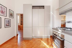 Kühlschrank, Ofen, Herdplatte, Geschirrspüler