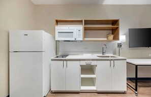 Standard Studio, 1 Queen Bed, Refrigerator & Microwave | Private kitchen | Full-size fridge, microwave, stovetop