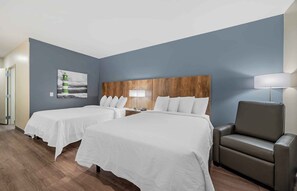 Estudio estándar, 2 camas Queen size, refrigerador y microondas | Ropa de cama de alta calidad y tabla de planchar con plancha 