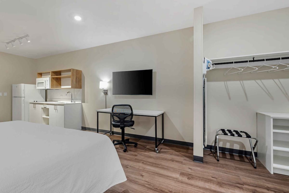 Standard Studio, 1 King Bed, Refrigerator & Microwave