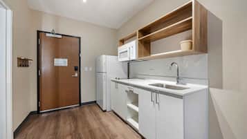 Monolocale Standard, 1 letto king, frigorifero e microonde | Cucina privata | Frigorifero con congelatore, microonde, piano cottura