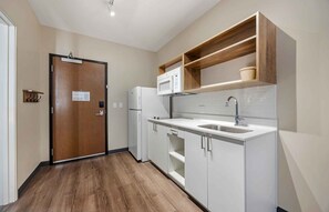 Estudio estándar, 1 cama King size, refrigerador y microondas | Cocina privada | Refrigerador con congelador, microondas y parrilla de estufa 