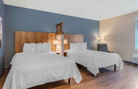 Premium Studio, 2 Queen Beds, Refrigerator & Microwave | Premium bedding, iron/ironing board, free WiFi, bed sheets