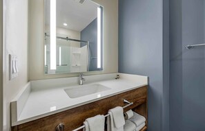 Standard-Studio, 1 Queen-Bett, Kühlschrank und Mikrowelle | Badezimmer | Haartrockner, Handtücher