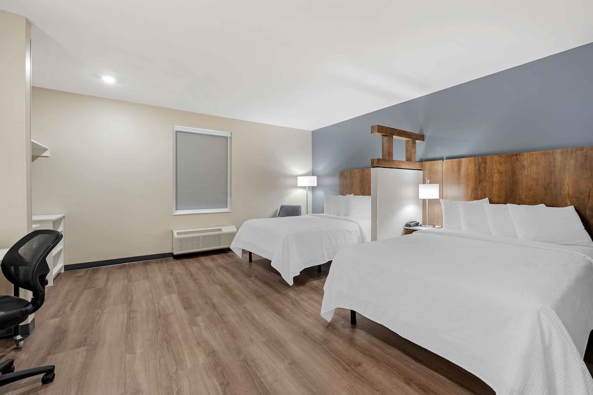 Premium Studio, 2 Queen Beds, Refrigerator & Microwave