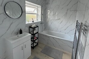 Casa | Baño | Regadera, secadora de cabello, toallas 