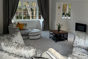 Ferienhaus | Wohnbereich | Fernseher, Kamin