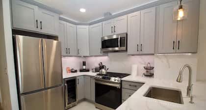 Charming 3-bedroom condo with WiFi, AC in marvelous Brooklyn