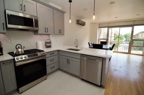 Charming 3-bedroom condo with WiFi, AC in marvelous Brooklyn