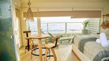 Kamar Double Deluks, pemandangan pantai | Minibar, ruang kerja ramah laptop, Wi-Fi gratis, dan seprai linen