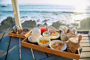 Free daily continental breakfast - Maressenza Night Spa (Vina del Mar)