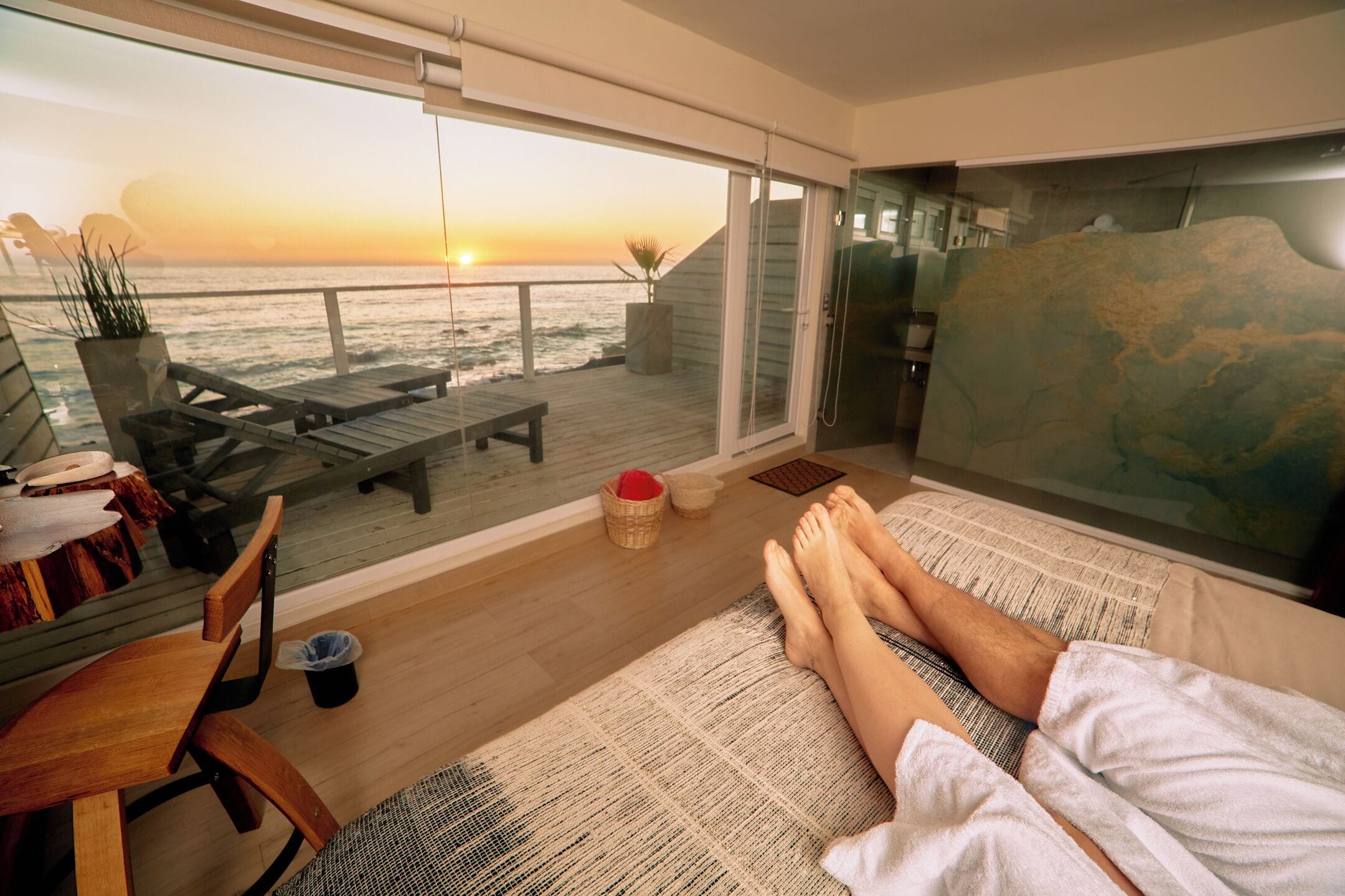 Minibar, espacio para trabajar con laptop, wifi gratis y ropa de cama 