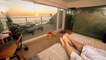 Minibar, espacio para trabajar con laptop, wifi gratis y ropa de cama