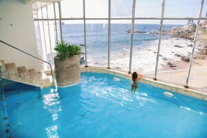 室内游泳池，日光浴躺椅