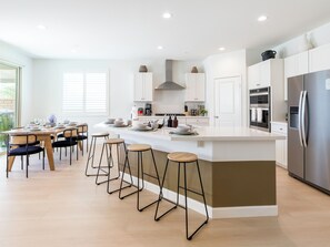 Fridge, microwave, oven, stovetop - Newly built Insta Tiktok worthy No cleaning fee (Coachella)