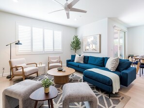 Smart TV, table football, stereo - Newly built Insta Tiktok worthy No cleaning fee (Coachella)