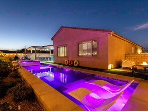 Alberca al aire libre y alberca climatizada