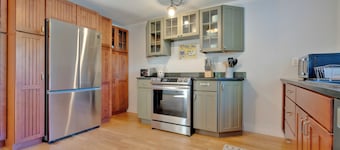 Walk to Long Sands Beach| Private Pool| Dogs Welcome | First Floor King Bedroom